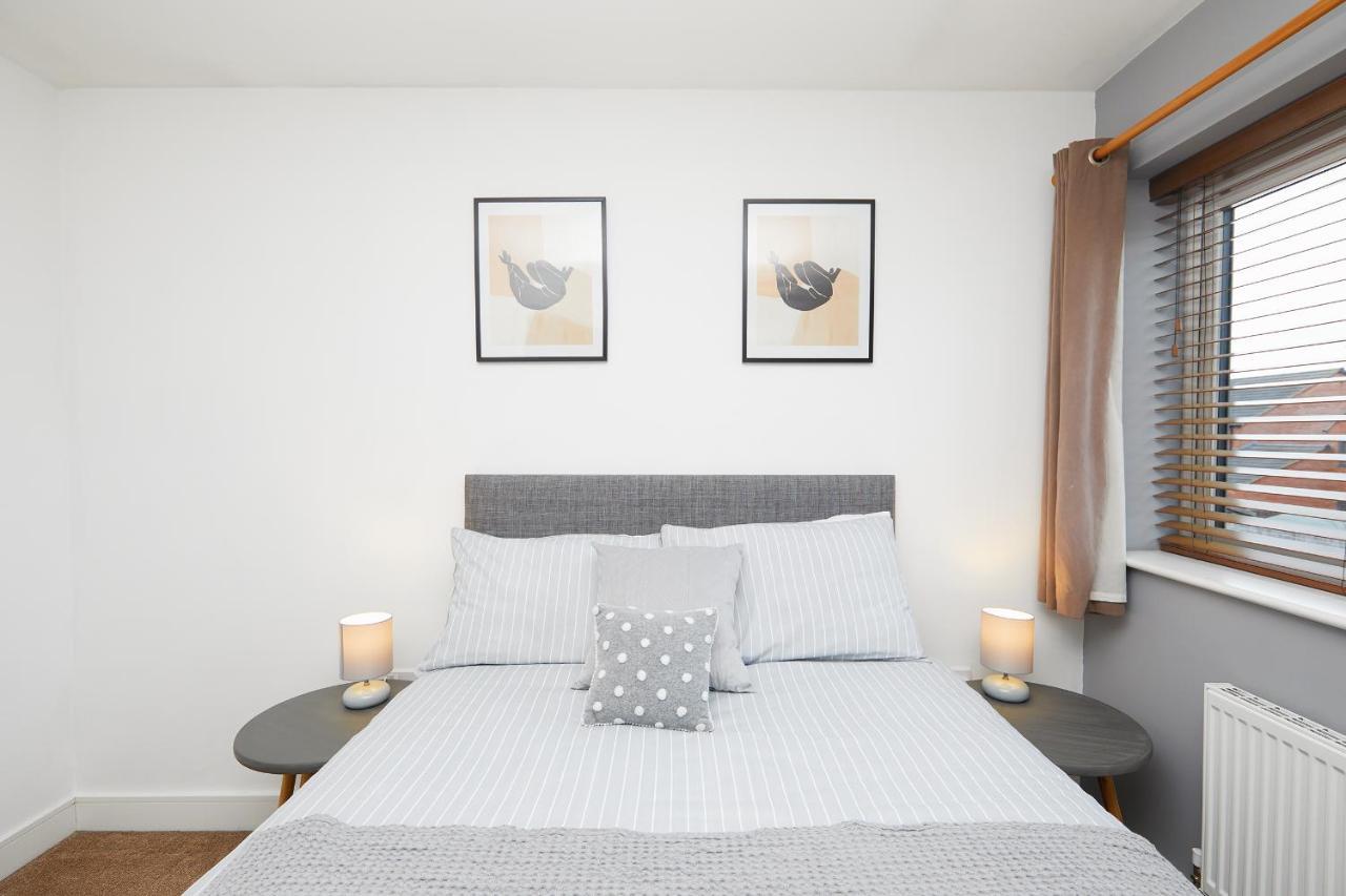 Comfort - 2 Bed House, 3 Min Walk To Hospital, Free Parking