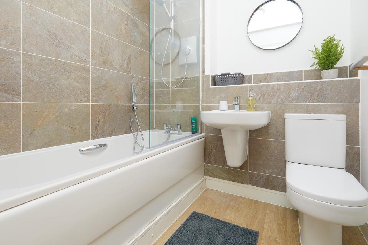 Comfort - 2 Bed House, 3 Min Walk To Hospital, Free Parking Holiday home *