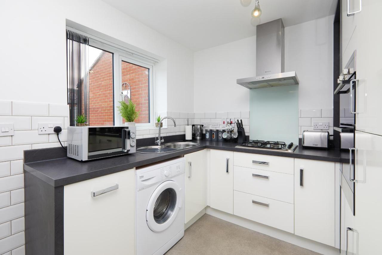 Holiday home Comfort - 2 Bed House, 3 Min Walk To Hospital, Free Parking *